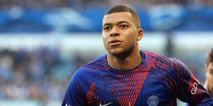 Document: Kylian Mbappé has formally signed a contract with Actual Madrid