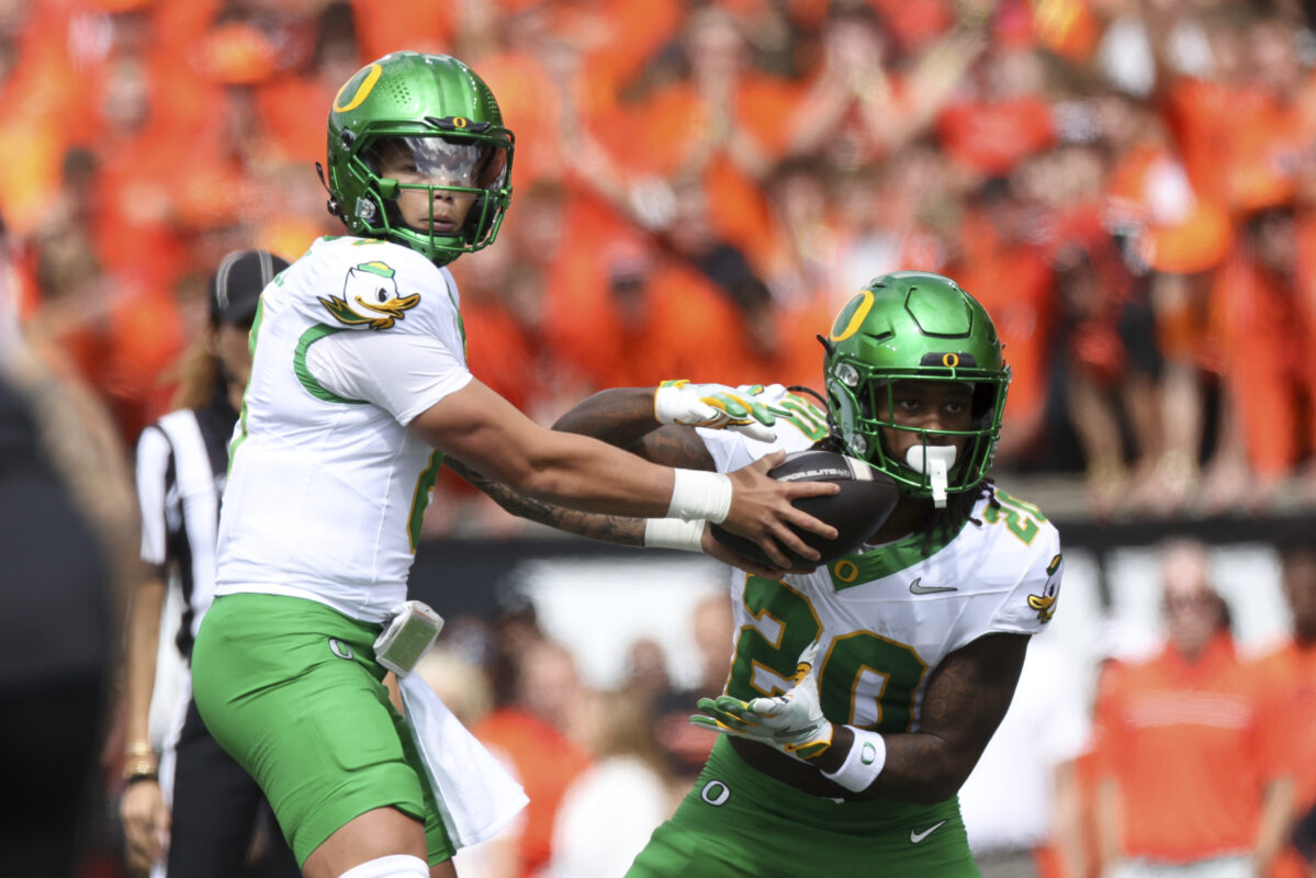 Dillon Gabriel scrambles for a 9-yard TD, giving Oregon the lead over Michigan Train