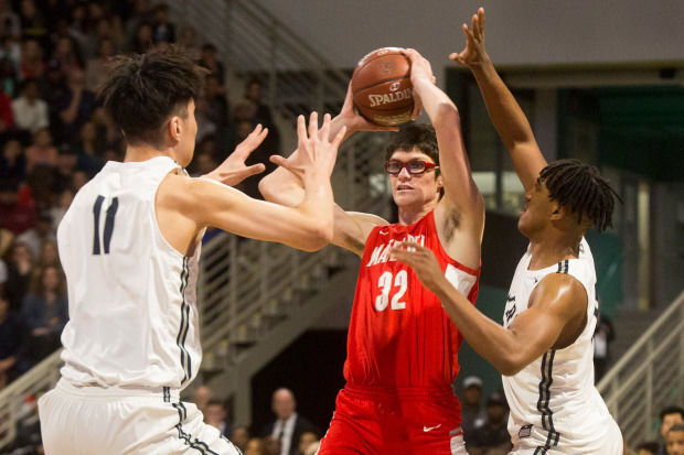 Wilhelm Breidenbach throws down a two-handed slam dunk, extending Washington’s lead over Oregon